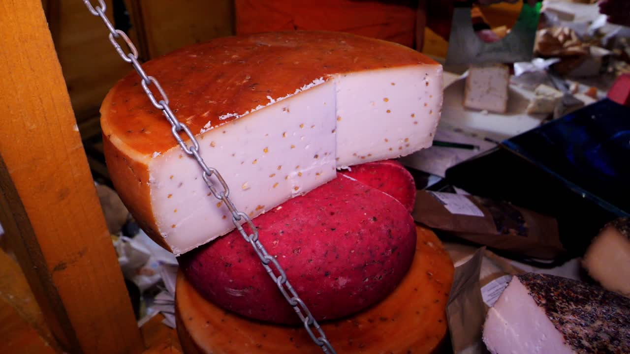 los quesos caseros de un productor local se están repartiendo en un estante del mercado