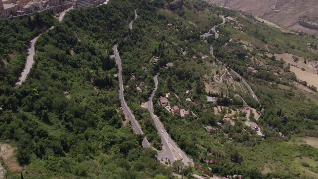 vista aérea de la ciudad de enna con castello di lombardia en una roca durante el día, sicilia, italia