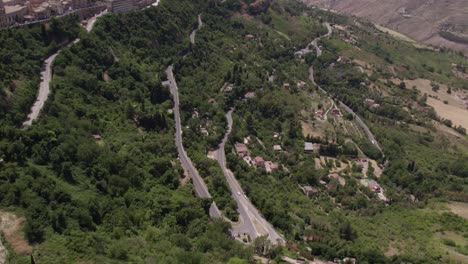 Luftaufnahme-Der-Stadt-Enna-Mit-Castello-Di-Lombardia-Auf-Einem-Felsen-Während-Des-Tages,-Sizilien,-Italien