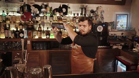 camarero haciendo cócteles en un bar