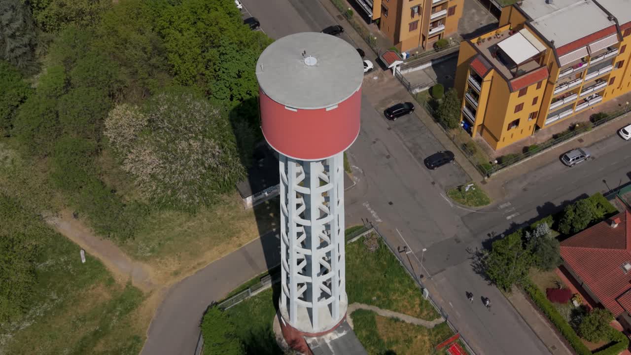 Lennokin ilmakuva modernista vesitornista Peschiera Borromeossa lähellä Milanoa, Italiassa. Yhdyskuntatekniikka tukemassa kaupunkien vesihuoltoa ja kunnallisia palvelujärjestelmiä esikaupunkialueella.