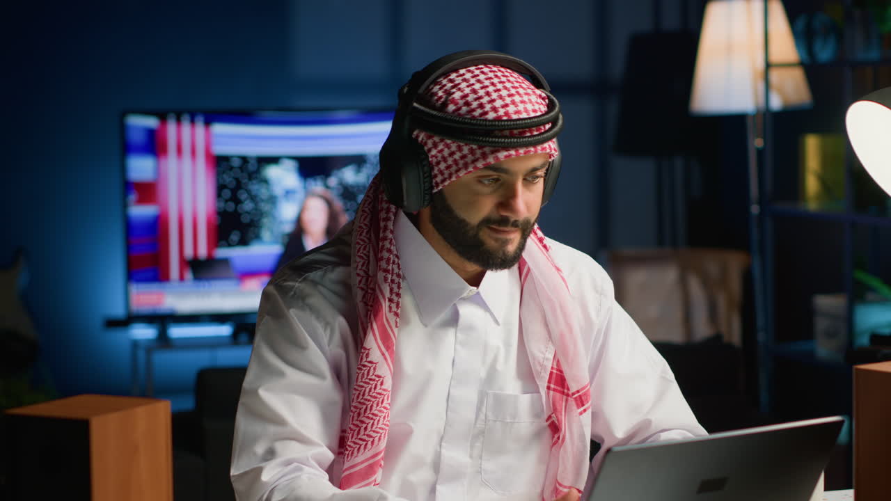hombre con auriculares en la oficina de casa