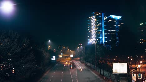 Nachtzeitraffer-Eines-Gebäudes-In-Der-Stadt-Sofia,-Bulgarien,-Städtische-Straße,-Langzeitbelichtung,-Leer