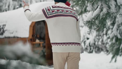 Couple-going-into-the-barrel-sauna-in-forest-during-the-winter.