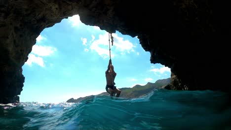 Deportista-Escalando-Rocas-En-Un-Hermoso-Punto-De-Referencia-En-Algameca-Chica,-España