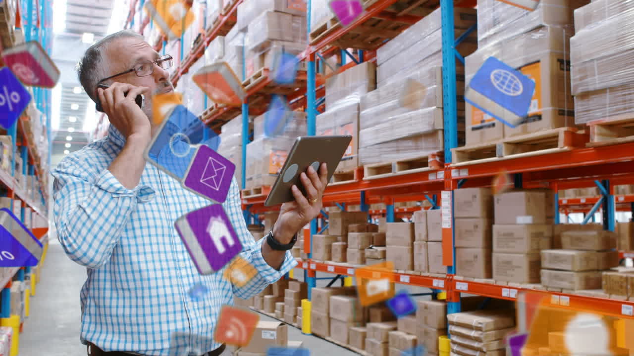 iconos digitales caen sobre un hombre con tecnología en un almacén, simbolizando la red digital global.