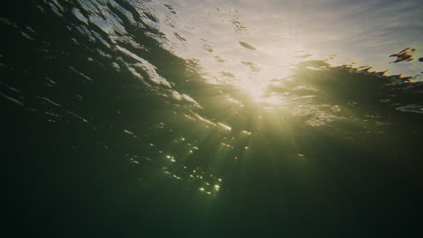 Las-Ondas-En-La-Superficie-Del-Océano-Captan-Rayos-Brillantes-Cuando-Las-Olas-Del-Océano-Rompen.