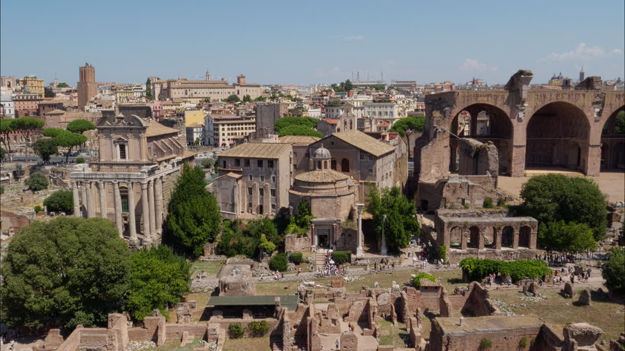 Letecký pohled na starověké Forum Romanum a Palatinský pahorek v Římě, Itálie