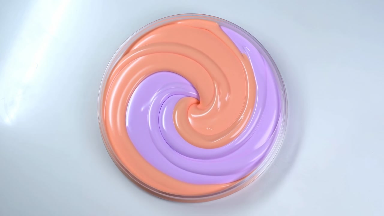 Un remolino abstracto brillante en tonos melocotón suave y lavanda se sitúa centrado sobre un fondo azul pálido, con reflejos suaves, flujo circular y una estética limpia
