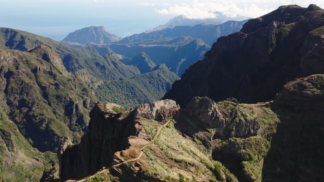 Vista Aérea de um Trilho de Caminhada Sinuoso num Cume de Montanha