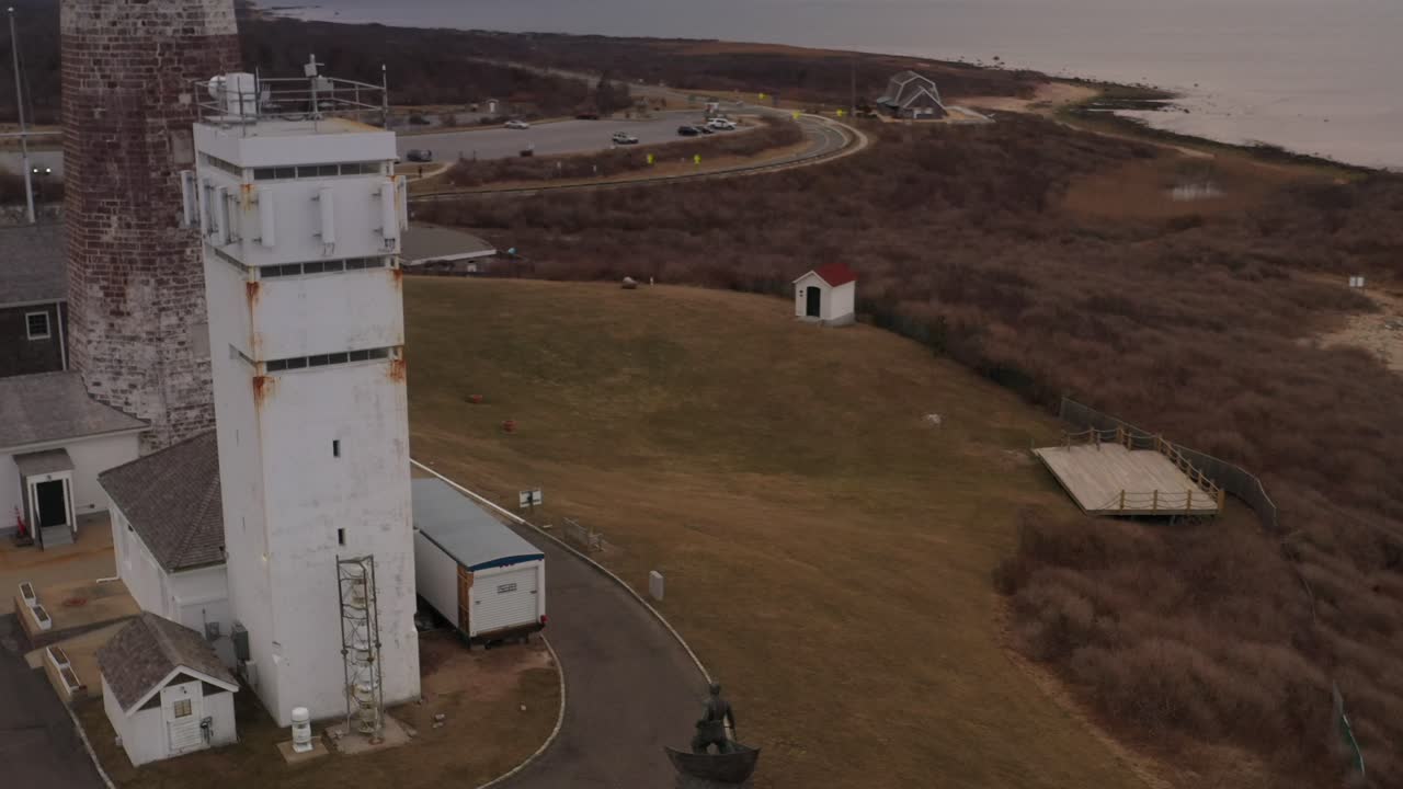 Una vista aerea della statua vicino al faro di Montauk a New York, costruita in memoria di coloro che sono andati perduti in mare.