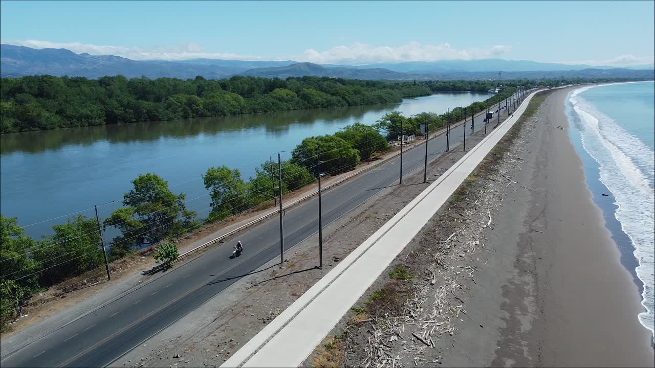 오토바이 타는 사람들이 숲을 타고 오래된 카페 레이서 오토바이를 타고 오토바이를 자유롭게 타고, 여행에 대한 열정, 코스타리카