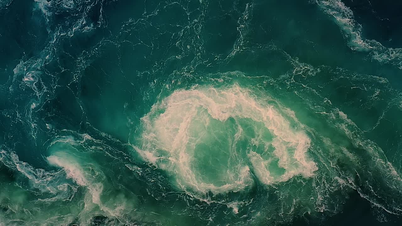 las olas de agua del río y el mar se encuentran durante la marea alta y la marea baja.