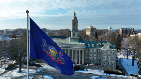 La-Bandera-Del-Estado-De-Pennsylvania-Ondea-En-La-Brisa