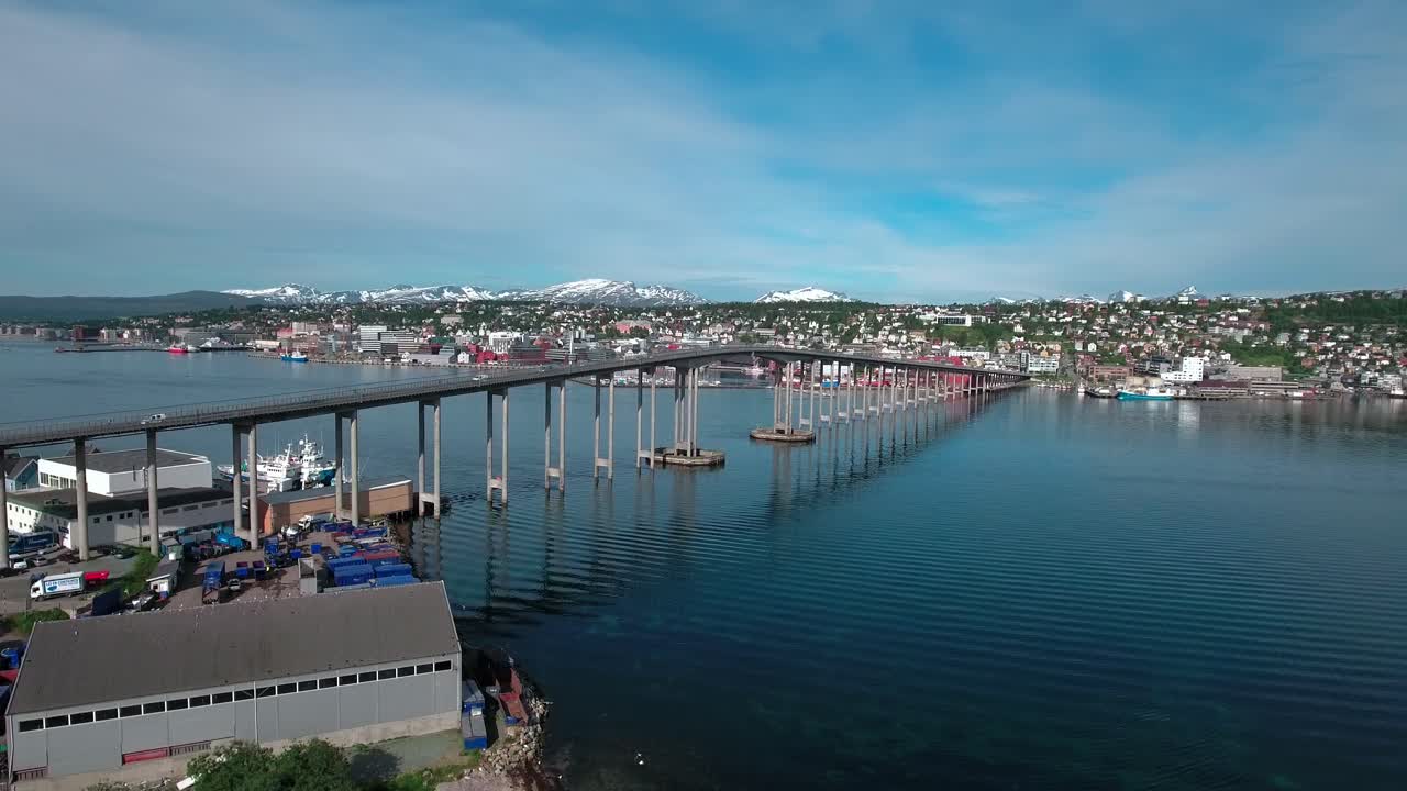 puente de la ciudad de tromsø, noruega