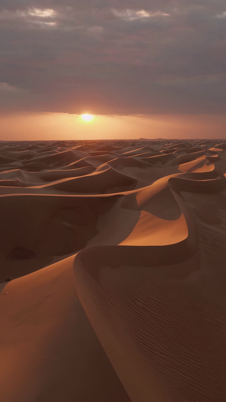 puesta de sol sobre las dunas de arena