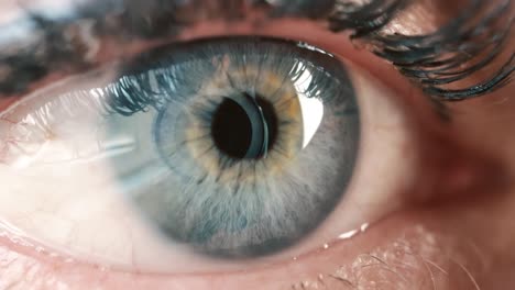 mujer con un solo ojo de cerca