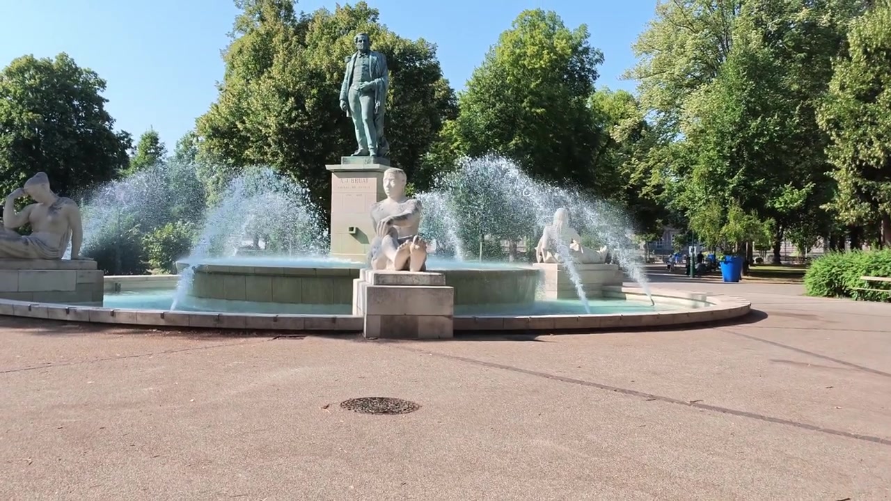 Turista admirando las grandes letras rojas que forman Colmar frente a la fuente Bartholdi en un soleado día de verano en Alsacia, Francia.