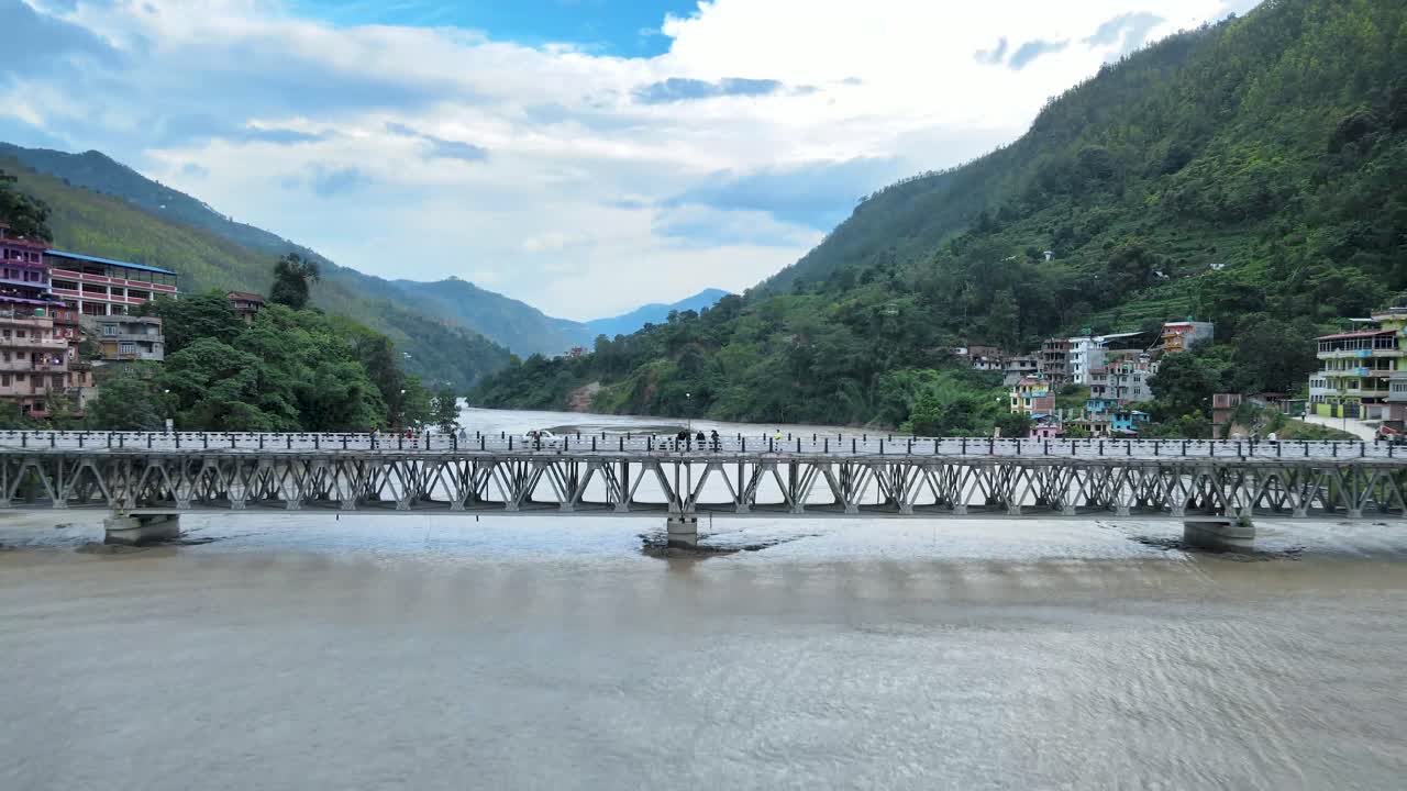 agua de inundación debajo del puente nepal