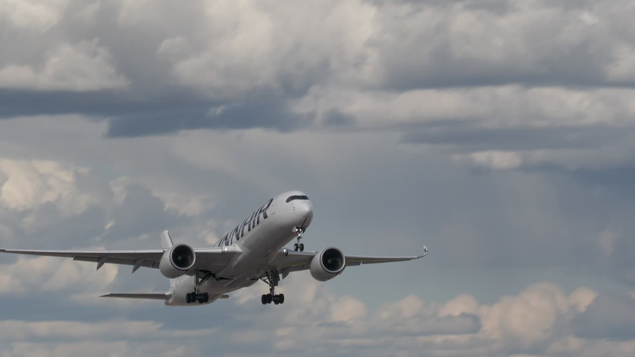 una toma increíble de un avión despegando y retirando lentamente el tren de aterrizaje.