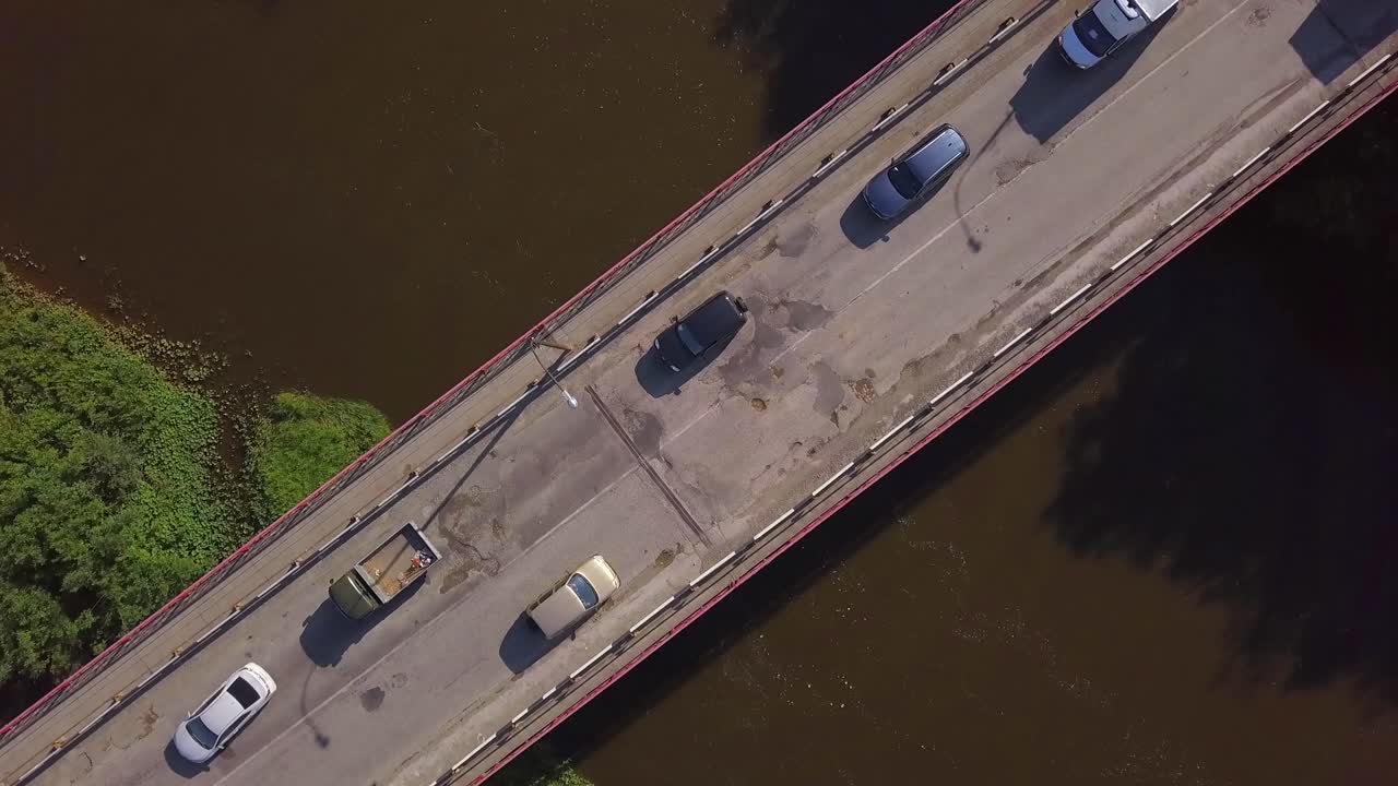 교통 이 있는 강 을 가로지르는 다리 의 공중 사진