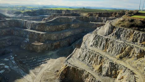 Una-Perspectiva-Aérea-De-Los-Caminos-De-Acarreo-En-Una-Cantera-De-Piedra-Caliza-En-Medio-De-La-Pintoresca-Naturaleza-Alemana