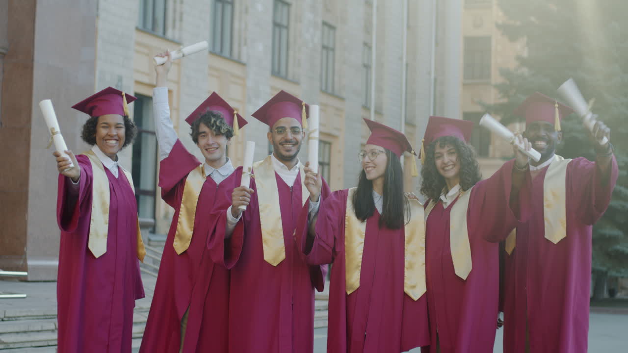 grupo de graduados celebrando la graduación