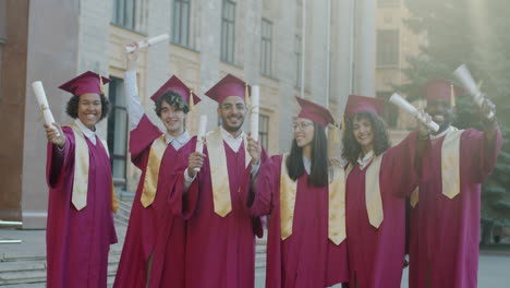 grupo de graduados celebrando la graduación
