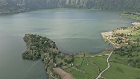 Lagoa-Azul-En-Sete-Cidades-En-La-Isla-De-São-Miguel,-Tranquila-Y-Pintoresca,-Vista-Aérea