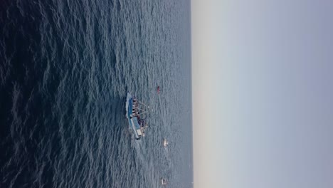 Vista-Vertical-De-Un-Barco-Pesquero-Navegando-En-El-Mar-Mediterráneo,-Cataluña,-España