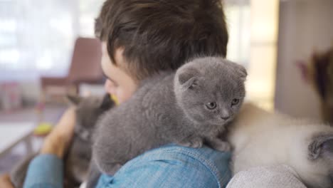 Der-Mann,-Der-Seine-Katzen-Liebt.