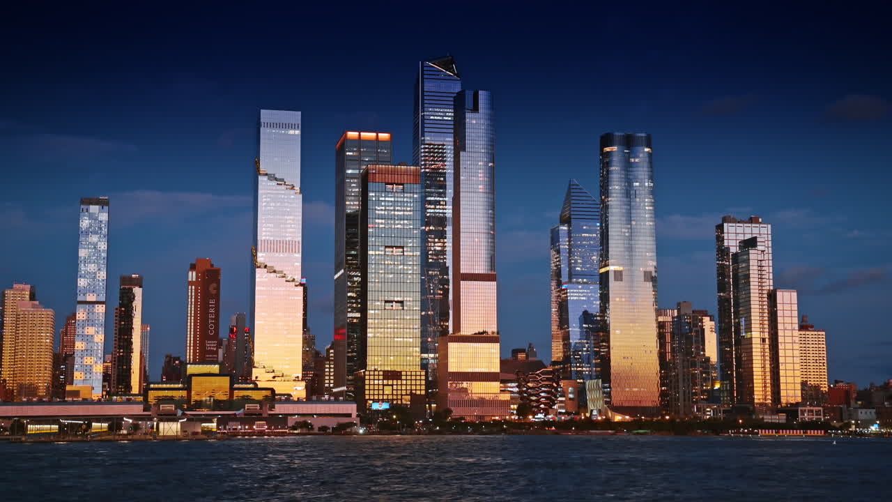 Nova York, EUA, 1 de agosto de 2025: horizonte noturno de Hudson Yards. O horizonte de Hudson Yards, em Nova York, brilhando na luz da noite