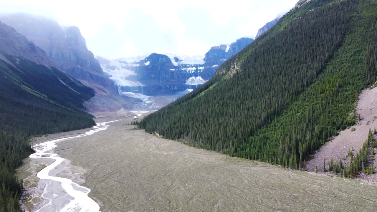 Paesaggio montano con fiume e ghiacciaio