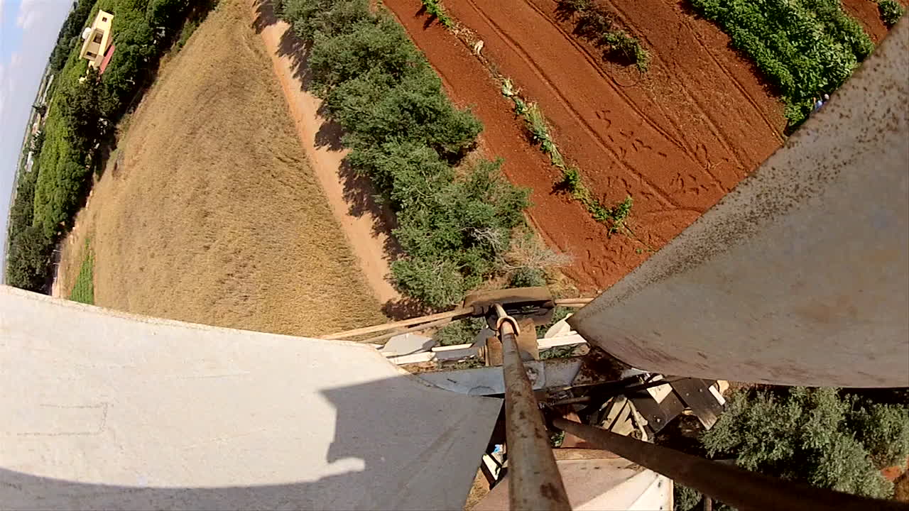 tiro giratorio de las palas de los molinos de viento dando vueltas y vueltas