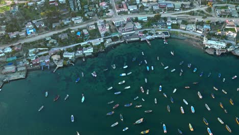 Vista-Aérea-De-La-Bahía-De-Tongoy-Y-Su-Fondo-Marino-Con-Botes-Estacionados-Y-Casas-Humildes-Con-Vista-Al-Mar,-Chile