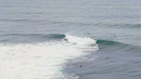 Surfer-Fängt-Bei-Sonnenaufgang-Eine-Riesige-Welle-Im-Margaret-River