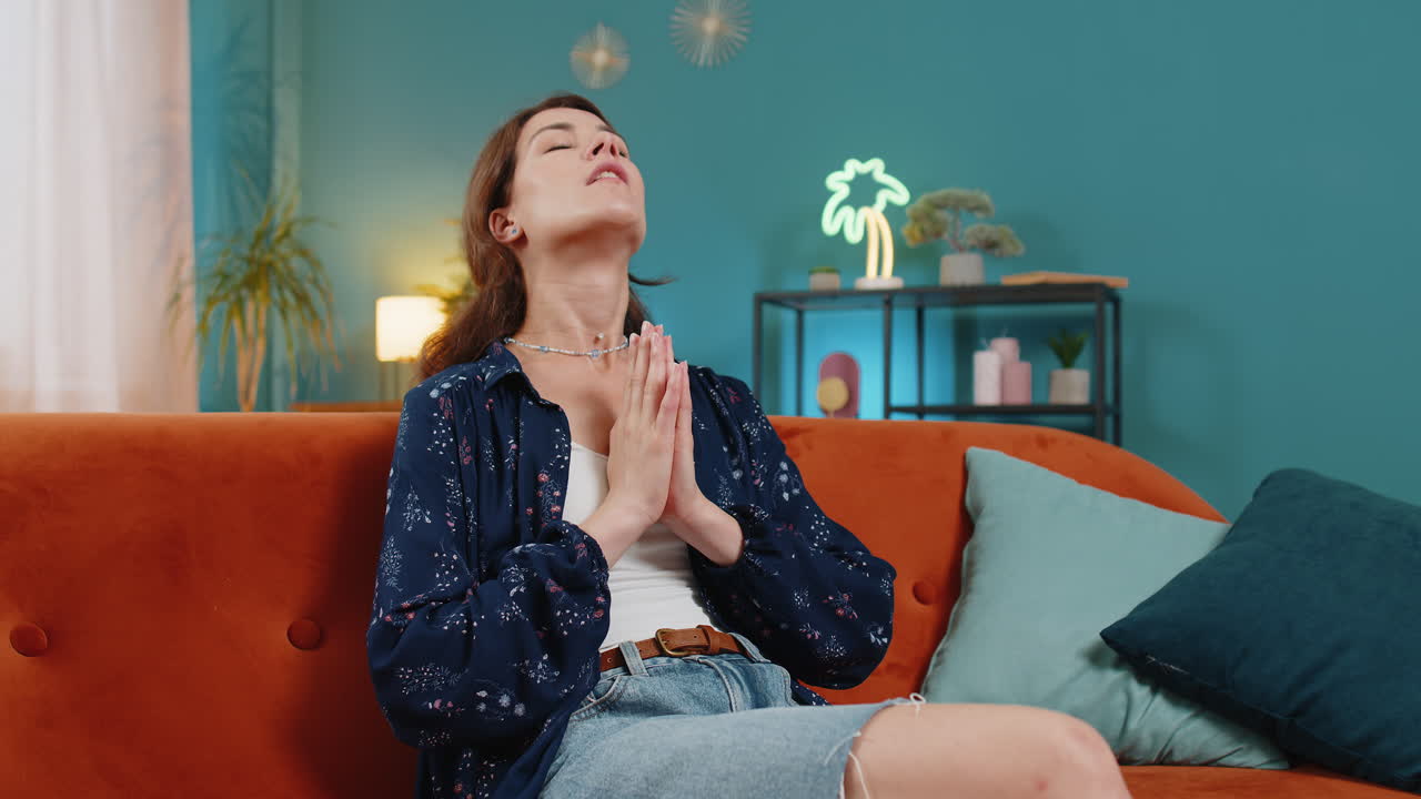 tensa mujer estresada se sienta en casa cruzando las palmas juntos rezar pedir ayuda piensa pedir disculpas