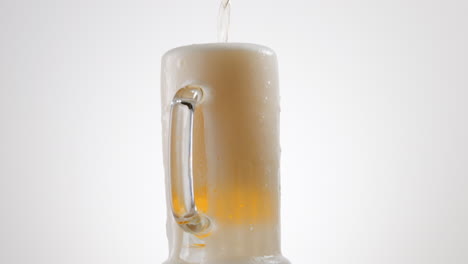 Overpouring-a-mug-of-beer---turntable-with-white-background