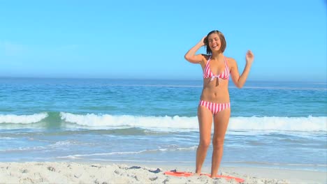 Frau-Spielt-Mit-Hula-Hoop-Am-Strand