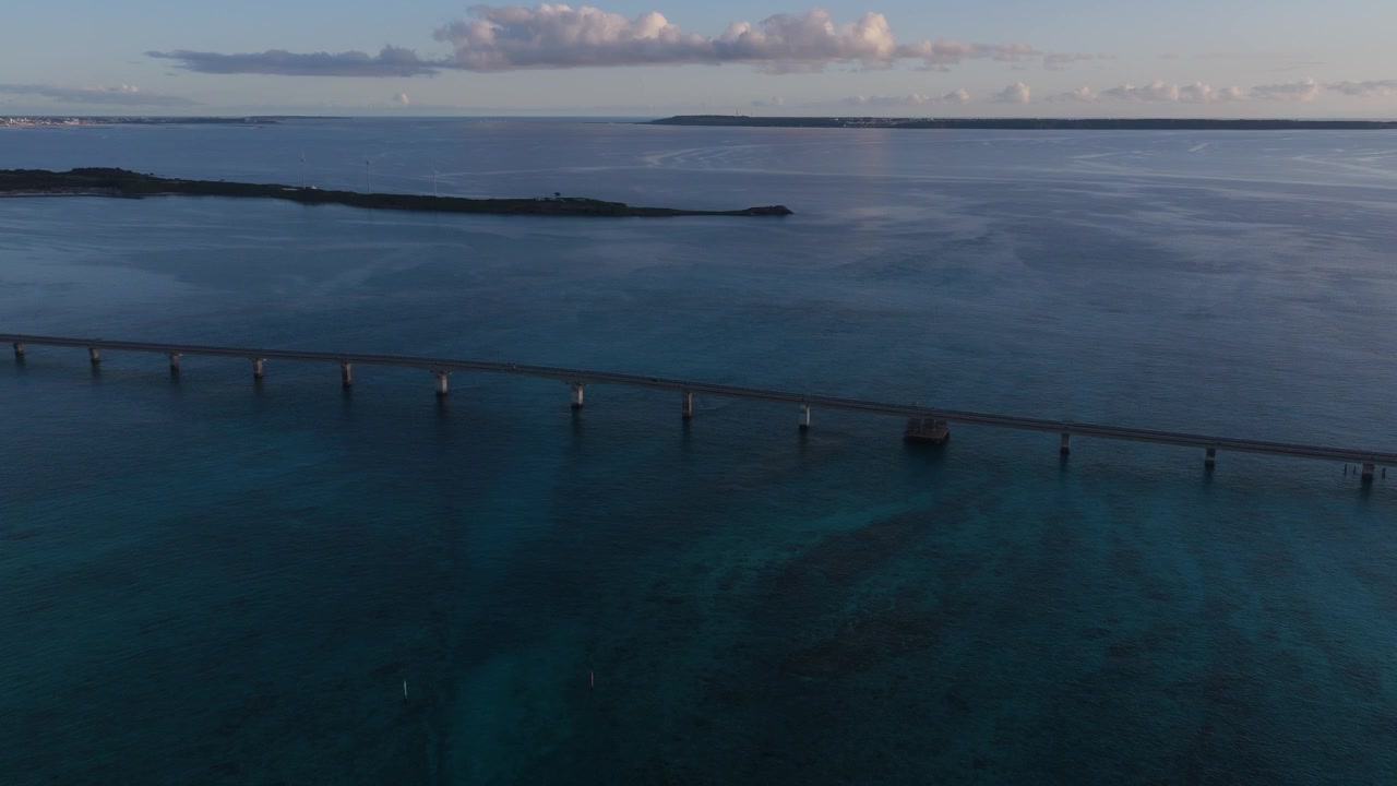 Inquadratura orizzontale in cameo con panoramica a destra sul Ponte dell'Isola di Ikema e le acque costiere circostanti di Miyako, Okinawa, Giappone.