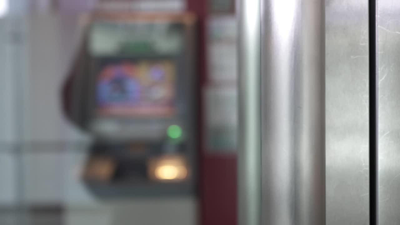 은행에 있는 atm 기계, 문이 초점을 맞추고 배경이 흐릿합니다.