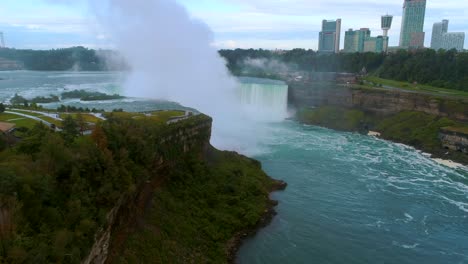 niagara horseshoe falls toronto canadá horizonte sobrevuelo cinematográfico dramático toronto canadá órbita horizonte antes del amanecer cascada de agua río urbano niebla de vuelo punto de referencia destino turístico de los estados unidos