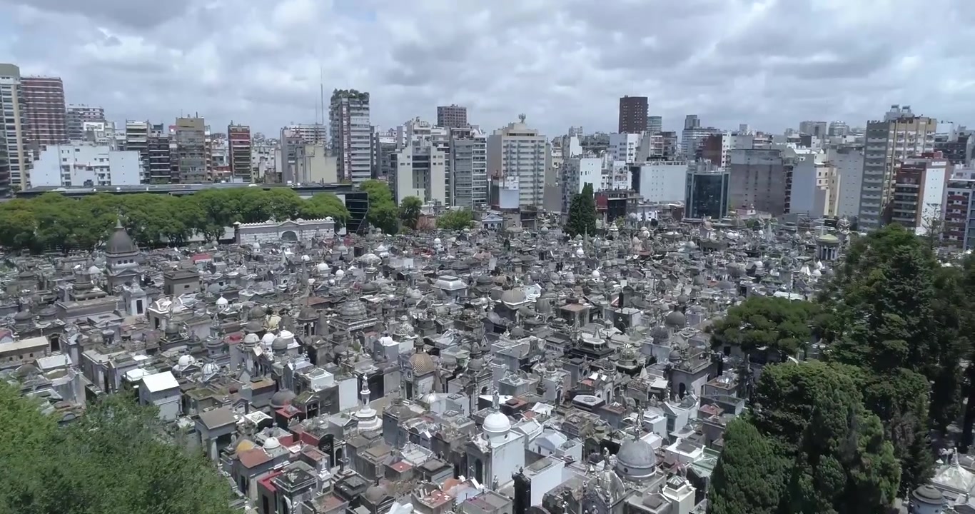 Cena aérea de drone com aproximação do histórico Cemitério da Recoleta em Buenos Aires - Argentina