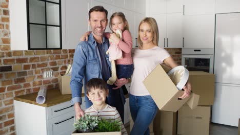 video del retrato de la familia en un nuevo apartamento