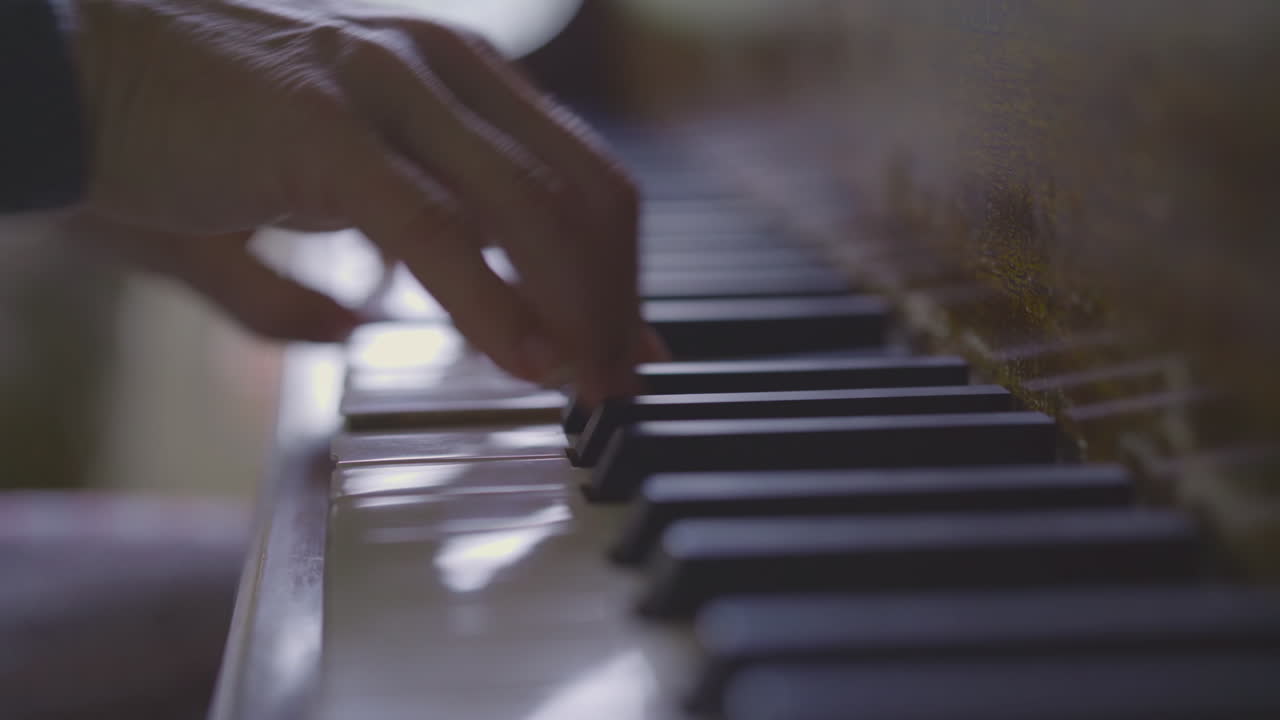 Una persona tocando un piano.