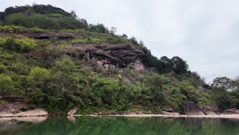 paisaje fluvial montañoso