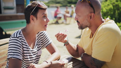 Una-Pareja-En-Una-Cita-En-El-Paseo-Marítimo