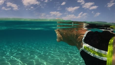 Blick-Aus-Der-Ersten-Person-Auf-Männliche-Gekreuzte-Beine,-Die-Sich-Entspannen-Und-Im-Kristallklaren-Und-Transparenten-Ozeanwasser-Der-Exotischen-Insellagune-Schwimmen