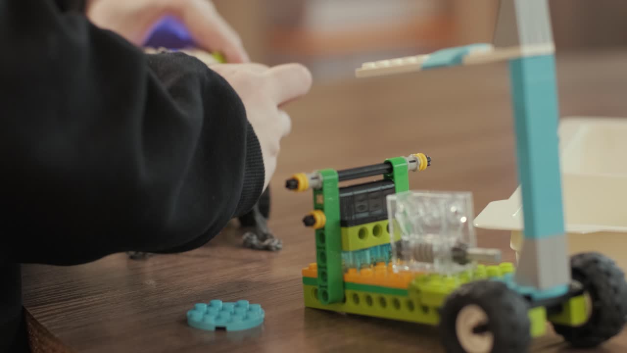 дети участвуют в учебных занятиях, собирают комплекты робототехники с фокусом и командной работой в классе