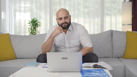 Home-Office-Mitarbeiter,-Der-Ernsthaft-Und-Konzentriert-Arbeitet.